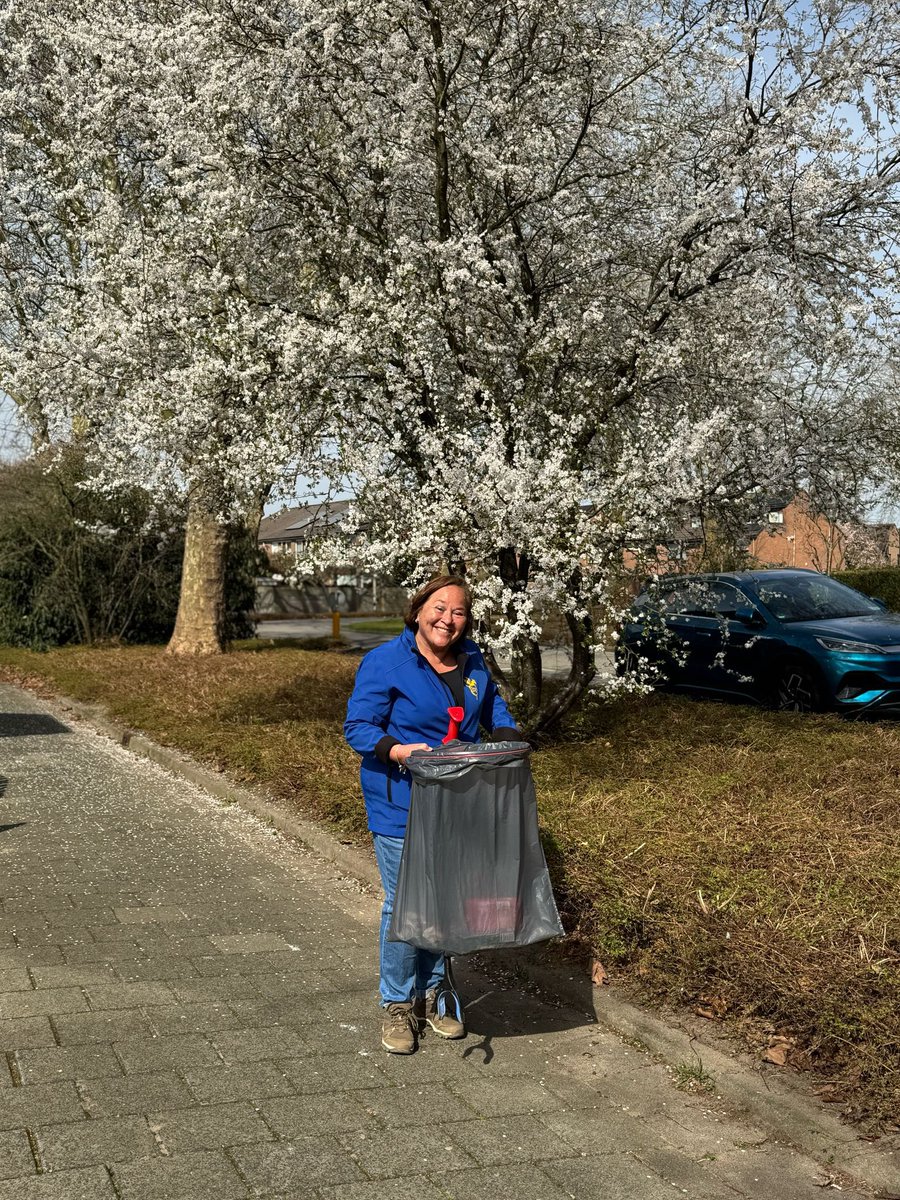 karinkayadoe's tweet photo. Een ochtend zwerfafval verzamelen 21 zakken, puik weer ervoor en leuk team! @Leefbaarrkerk #opschoondag https://t.co/yAjM3Je6GT
