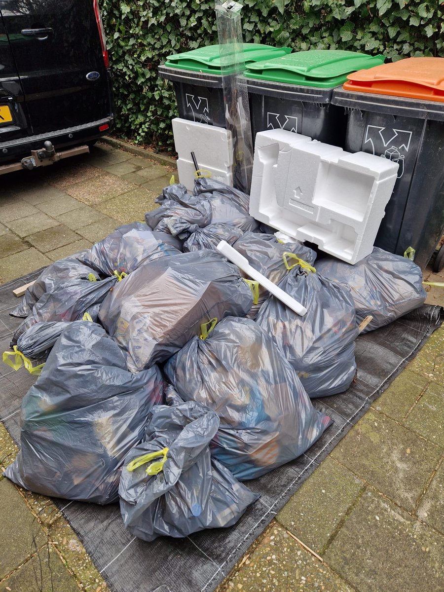 karinkayadoe's tweet photo. Een ochtend zwerfafval verzamelen 21 zakken, puik weer ervoor en leuk team! @Leefbaarrkerk #opschoondag https://t.co/yAjM3Je6GT