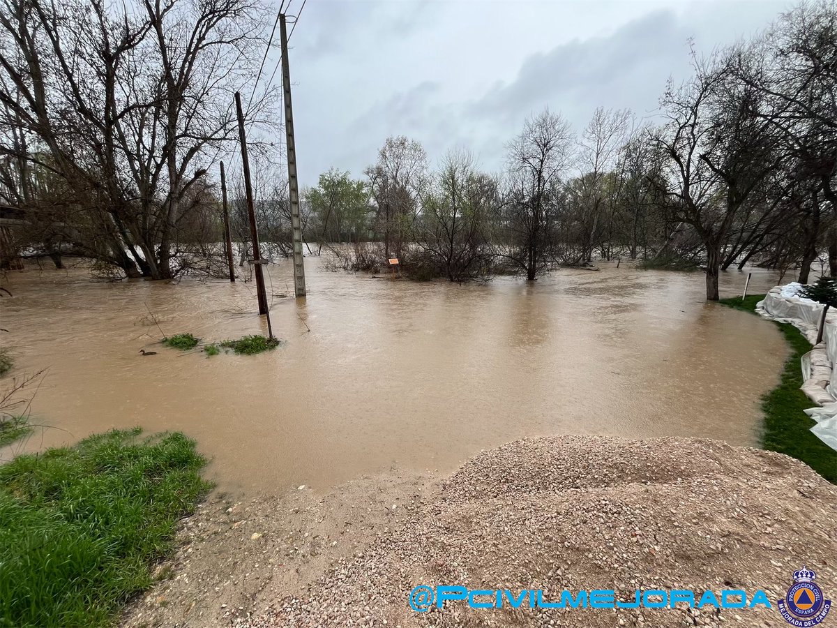 PCivilMejorada's tweet image. #MejoradaDelCampo debido a la crecida y aumento del nivel y caudal de los ríos Jarama y Henares, al aumento de desembalses acompañado de las inclemencias meteorológicas, ayer por la tarde se procedió a evacuar a 48 vecinos que viven en zonas aledañas a ambos ríos.