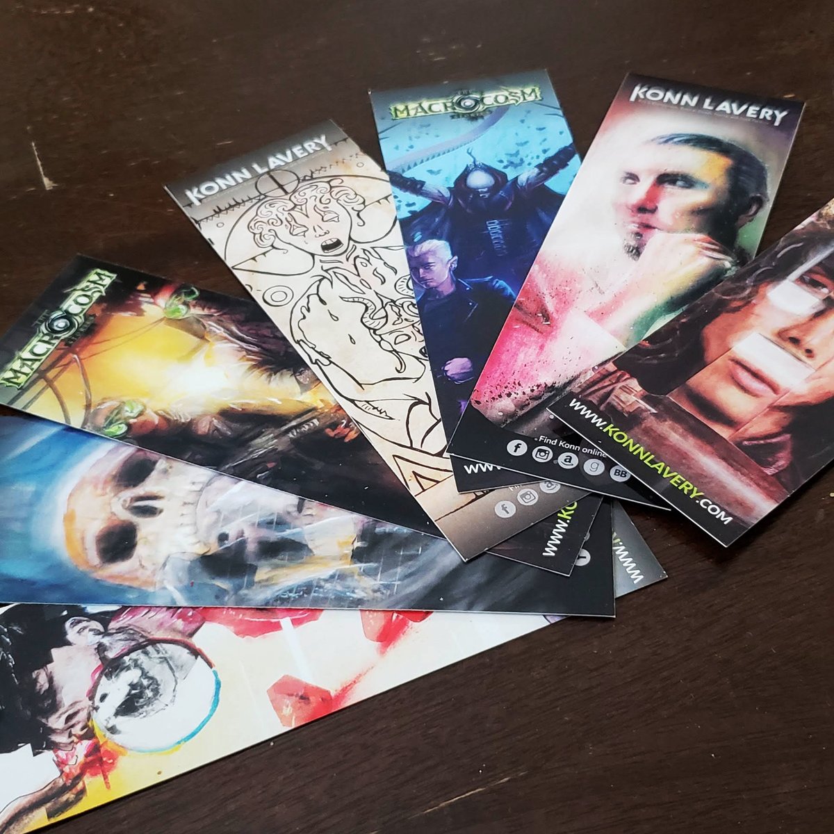 After 13 years, I've finally listened to you readers (took long enough). Thanks for voting, newsletter subscribers.
Bookmarks are here!
7 variations, 2 artworks, each themed around a series or book.
Exclusively on my website and at conventions konnlavery.com/product/bookma…