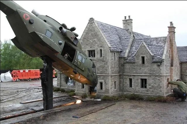 ClassicSpyChic's tweet photo. Filming the Skyfall helicopter scene https://t.co/7aKGyWSIz5