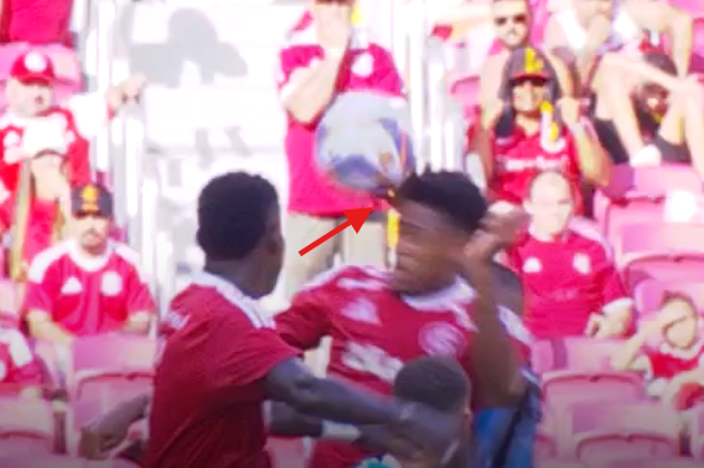 thgss12's tweet photo. O VAR da final do Gauchão viu essas imagens por minutos e teve a cara de pau de dizer que não identificou toque de mão. Um escândalo!

A quantidade de erros a favor do rival valorizou as atuações da nossa equipe. Foi preciso fazer muito pra sair só com esse 3x1 no agregado https://t.co/S0bUYHQwj5