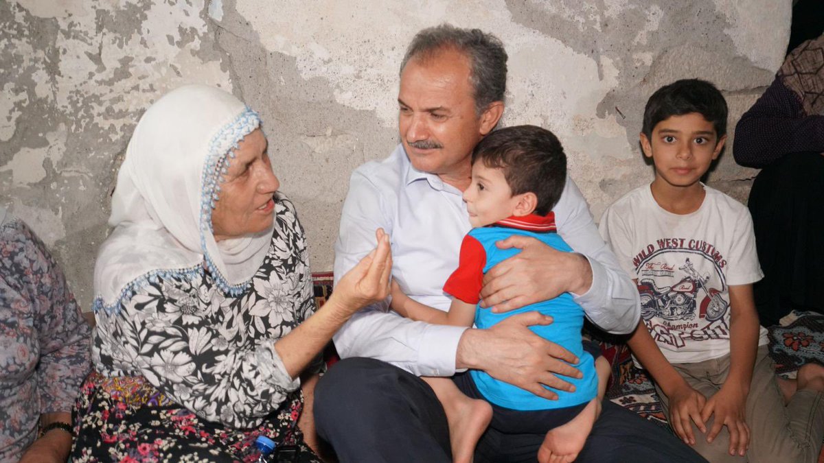 Gönüllere girmek nasip işidir,
Orada kalmak ise marifet…
Marifete mazhar olma niyetiyle…
Bu ülke, eli öpülesi, gönlü güzel insanların ülkesidir, kıymet bilelim.
Hemşehrilerimizle geçirdiğimiz bir anı..