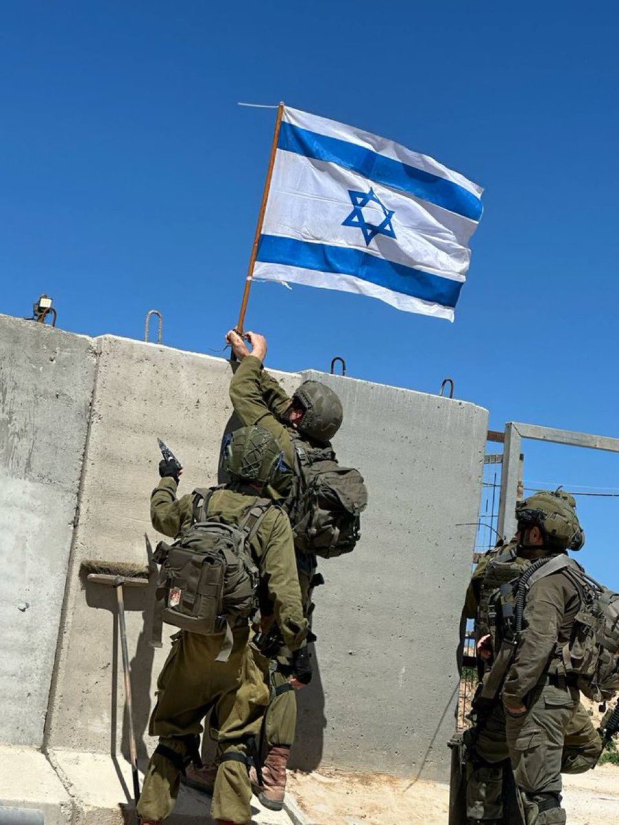 VividProwess's tweet photo. THE ISRAELI FLAG IS BACK IN GAZA https://t.co/2sbd9KKpJn