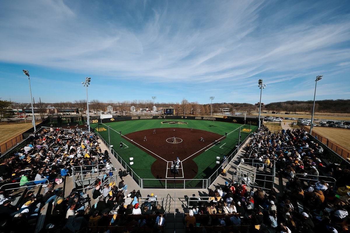 𝟭,𝟯𝟳𝟱 strong at Bob Pearl Field 🤩 

#Hawkeyes