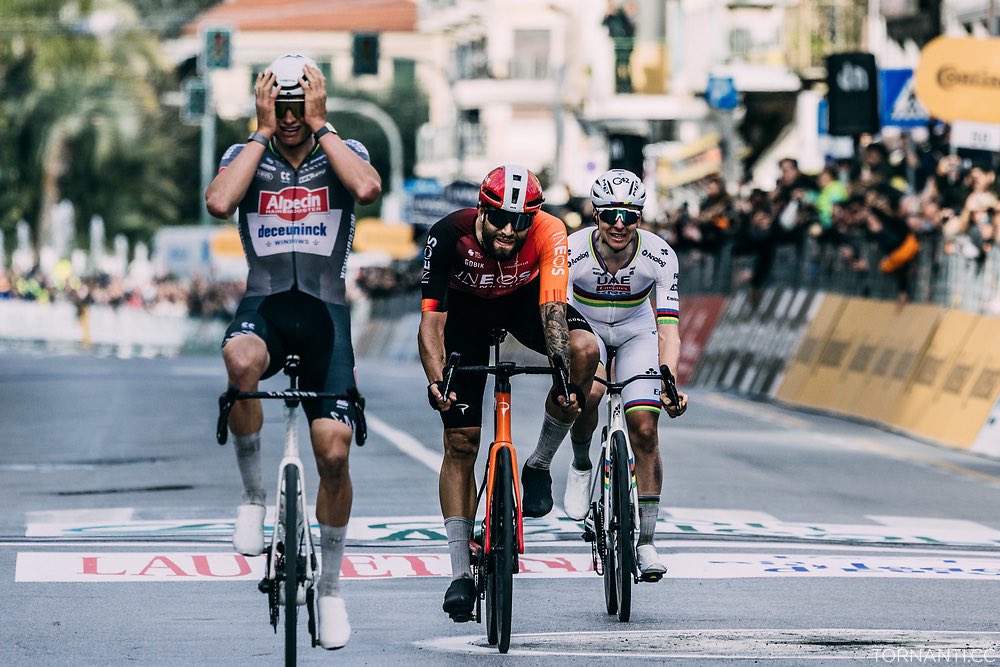Bidon (@ciclismoliquido) on Twitter photo «La Milano-Sanremo 2025 è andata ben al di là dello scacco matto al favorito. Ha anzi trasceso le beghe spicciole della vittoria e della sconfitta per farsi racconto leggendario, novella universale.»
👉 bidonmagazine.org/milano-sanremo…
✍️ <a href="/cauz_/">cauz. 🍉</a> / <a href="/ledep/">Leonardo Piccione</a>
📸 <a href="/tornanti_cc/">Tornanti.cc</a> «La Milano-Sanremo 2025 è andata ben al di là dello scacco matto al favorito. Ha anzi trasceso le beghe spicciole della vittoria e della sconfitta per farsi racconto leggendario, novella universale.»
👉 bidonmagazine.org/milano-sanremo…
✍️ <a href="/cauz_/">cauz. 🍉</a> / <a href="/ledep/">Leonardo Piccione</a>
📸 <a href="/tornanti_cc/">Tornanti.cc</a>