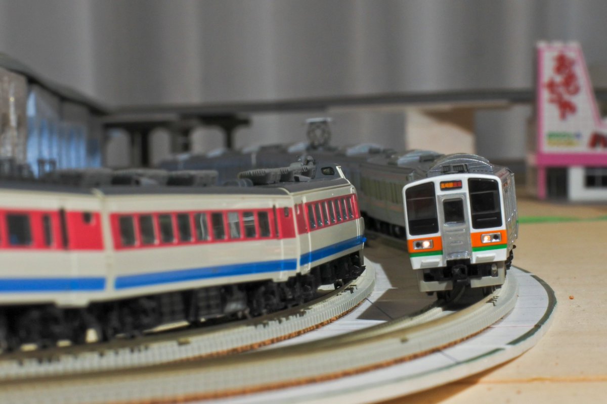 211などを撮ってみる
JRマーク無いのはおサボりw
幕も変だがキニシナイ
ちょろっと白山と離合させてみるなど
やっぱ架線柱が欲しいなー