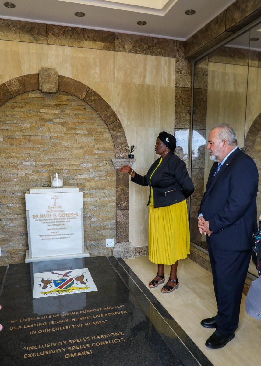 Con un tributo a los amigos entrañables de #Cuba, Hage Geingob y Sam Nujoma, primer Presidente y padre fundador de Namibia, concluimos una fructífera visita a esta hermana nación, la cual permitirá avanzar a una etapa superior de las relaciones económicas y de cooperación.