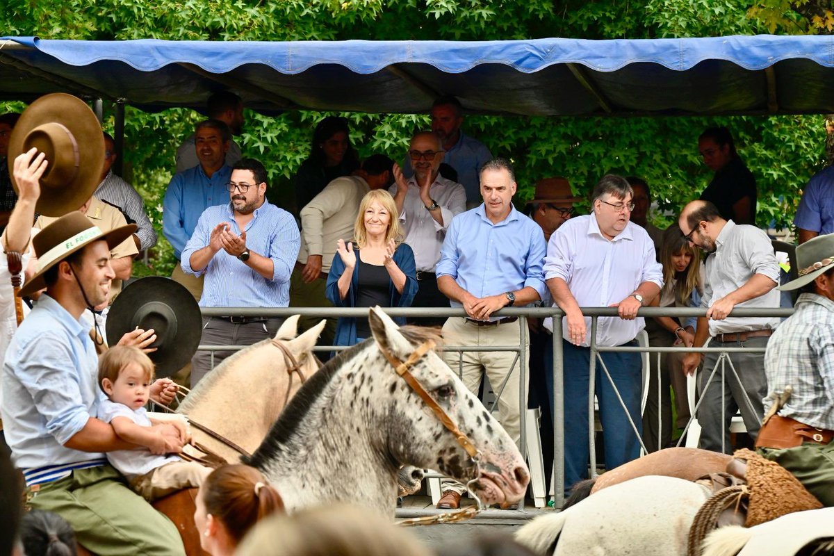 Y en el palco de honor están la vicepresidente, el presidente y Yamandú Ramón Antonio que todavía no sabemos que es.