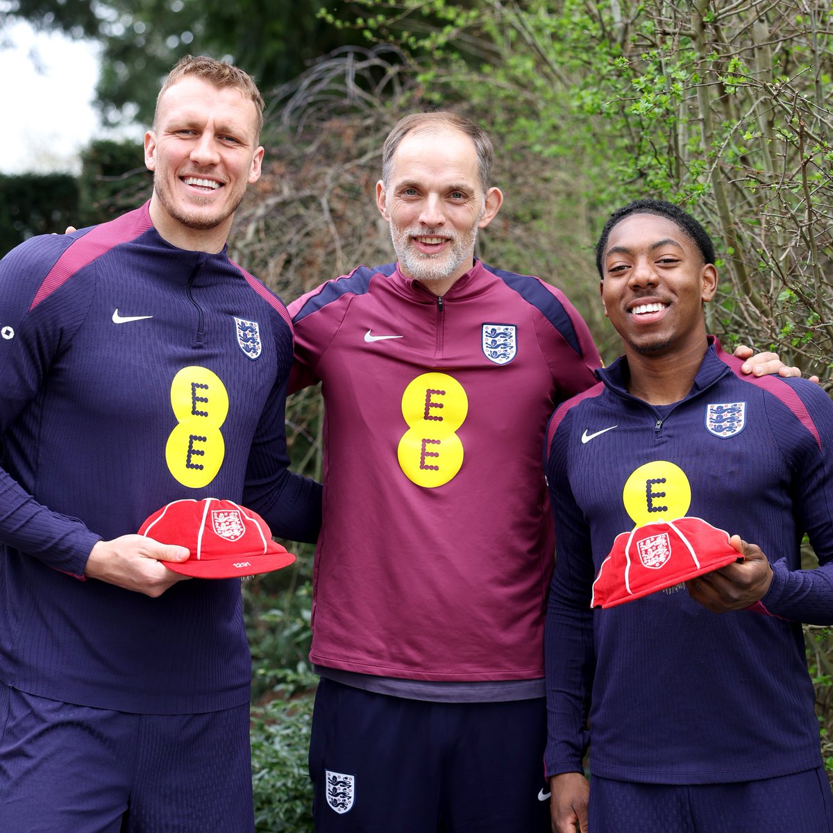 England's tweet image. The debutants! 😀
Thomas Tuchel presented Dan Burn and @lewisskelly49 with their legacy caps earlier today ❤️