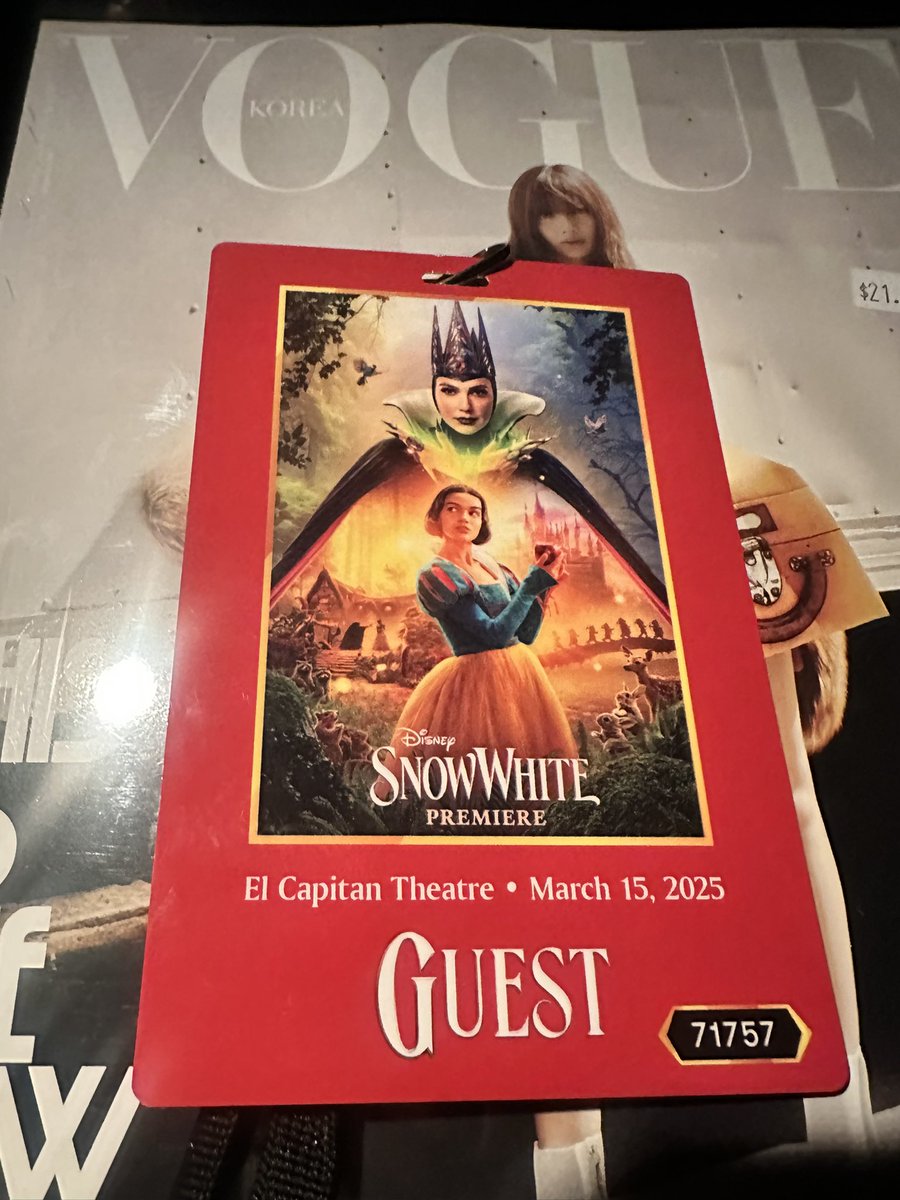 I went to the Snow White Premiere last Saturday and loved every minute of the experience and the movie! ♥️💙💛