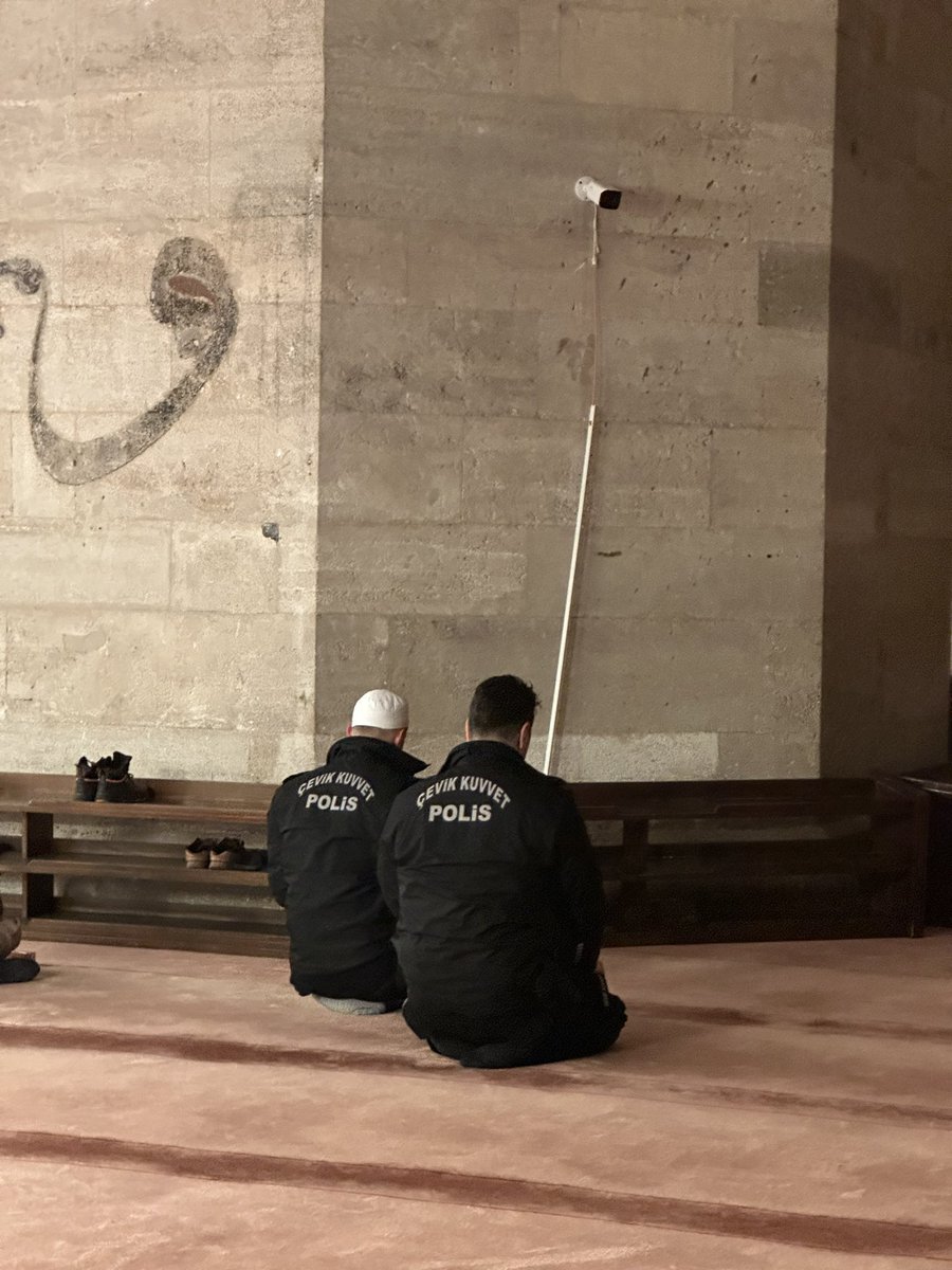 misvakcaps's tweet photo. Allah’ım sizi muhafaza eylesin 🤲

#PolisiminYanındayım https://t.co/9kGNSHf2P1