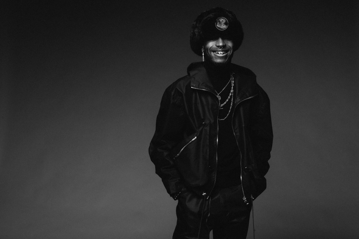 THEMACSO's tweet image. THREAD : ROSHI, le rappeur qu’il va falloir suivre en 2025 🏴‍☠️