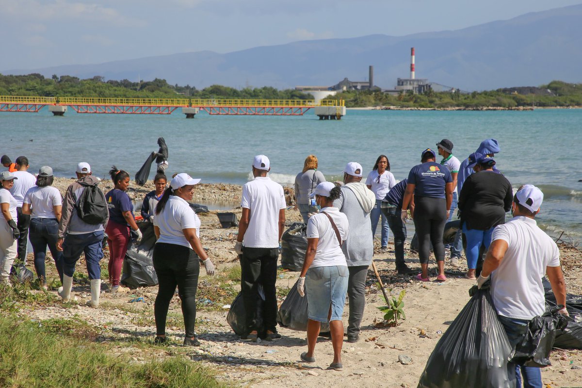 ARSSeNaSaRD's tweet photo. En el #DíaMundialDelAgua nos unimos como familia junto a nuestros colaboradores en Barahona, donde llevamos a cabo una jornada de limpieza en Playa Punta Inglesa junto a @AmbienteRD, #Ceztur @DefensaCivilRD #Politur y la Gobernación de Barahona.
A través de nuestra #RSI, estamos comprometidos a construir un futuro más limpio y sostenible.
#SenasaVerde
#SenasaImpulsa
