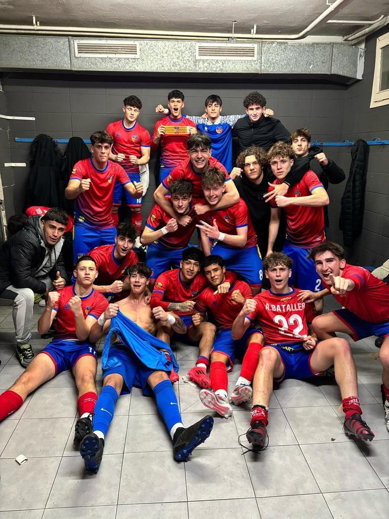 martinenc's tweet image. ⏱️ FINAL!

⚔️ Juvenil A Masculí 3-1 @ue_cornella
⚽️ Santos, Max i Samu

📝 Tornem a guanyar a casa davant el quart classificat i mirem amunt de nou a la #LNJ7

🎉 Enhorabona, EQUIP!

#SomMartinenc #futbolcat