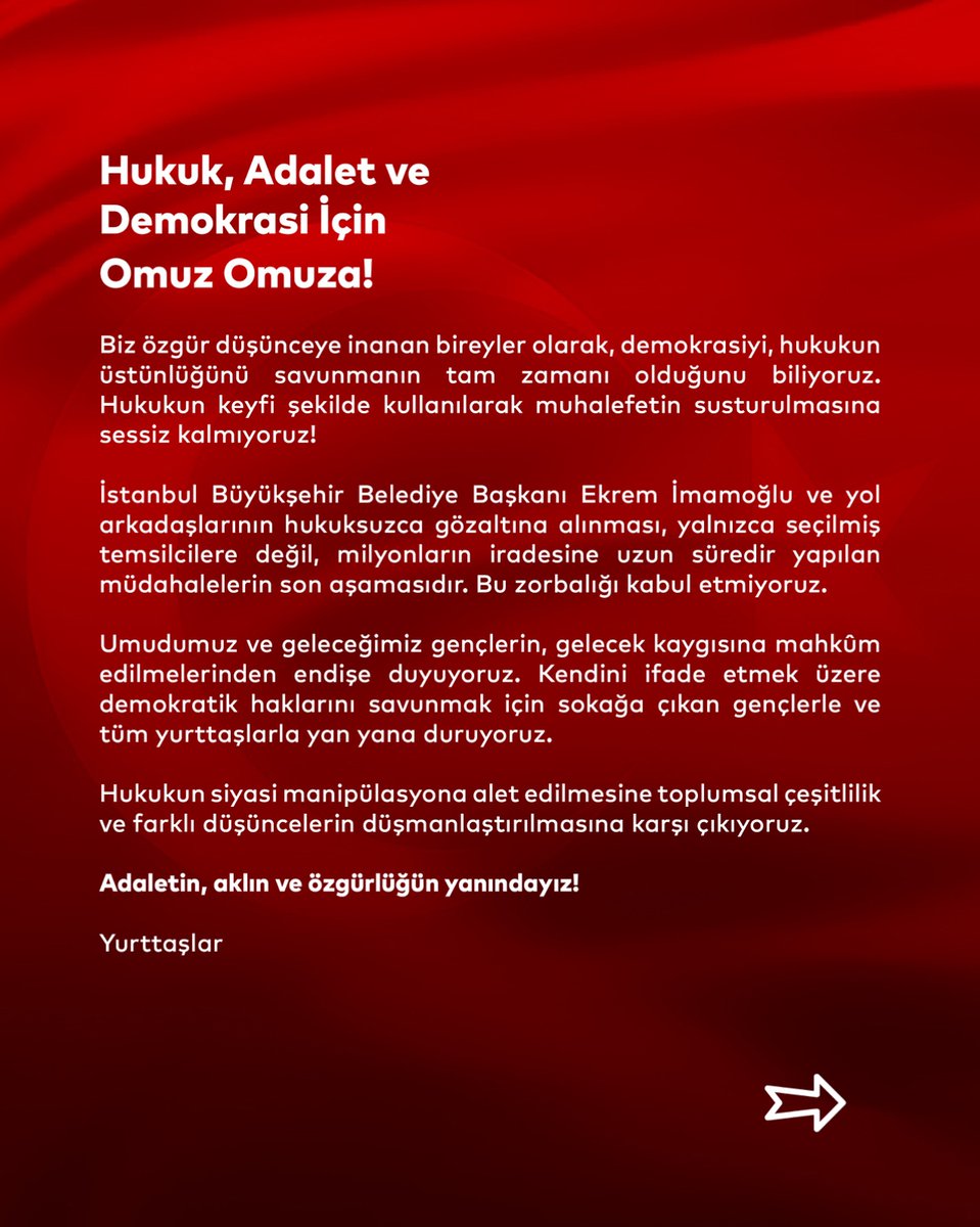SedefErken's tweet photo. Hukuk, Adalet ve Demokrasi İçin Omuz Omuza!

Biz özgür düşünceye inanan bireyler olarak, demokrasiyi, hukukun üstünlüğünü savunmanın tam zamanı olduğunu biliyoruz. Hukukun keyfi şekilde kullanılarak muhalefetin susturulmasına sessiz kalmıyoruz!

İstanbul Büyükşehir Belediye Başkanı Ekrem İmamoğlu ve yol arkadaşlarının hukuksuzca gözaltına alınması, yalnızca seçilmiş temsilcilere değil, milyonların iradesine uzun süredir yapılan müdahalelerin son aşamasıdır. Bu zorbalığı kabul etmiyoruz.

Umudumuz ve geleceğimiz gençlerin, gelecek kaygısına mahkûm edilmelerinden endişe duyuyoruz. Kendini ifade etmek üzere demokratik haklarını savunmak için sokağa çıkan gençlerle ve tüm yurttaşlarla yan yana duruyoruz.
Hukukun siyasi manipülasyona alet edilmesine toplumsal çeşitlilik ve farklı düşüncelerin düşmanlaştırılmasına karşı çıkıyoruz.

Adaletin, aklın ve özgürlüğün yanındayız!