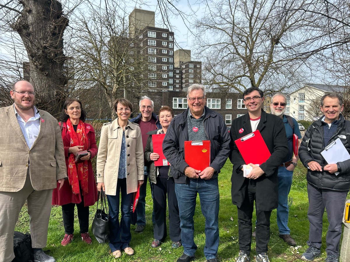 Great to be out with <a href="/RoeLabourCllrs/">Roehampton Labour Councillors</a> in Roehampton today. Fabulous reception on the doorstep to Council Tax being frozen for the 3rd successive year together with the Council's initiatives to improve transport links in the area.