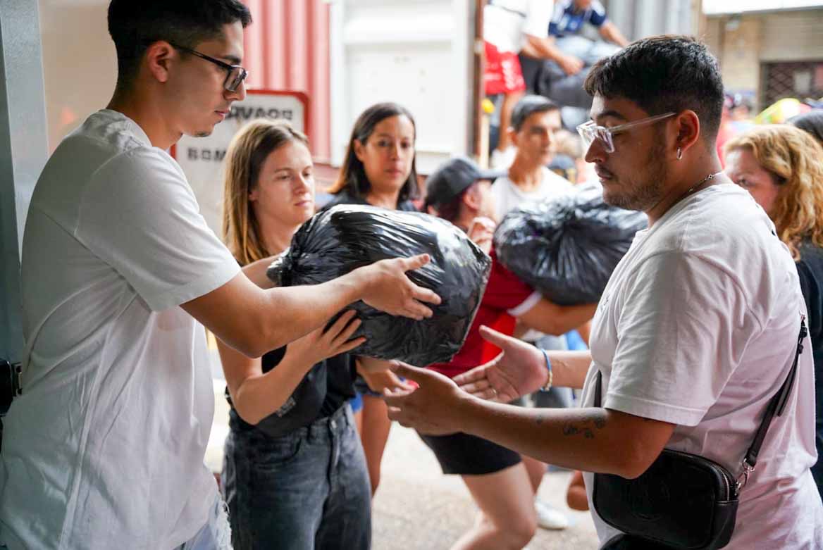 fmoreiraok's tweet photo. Esta tarde acompañé la salida del segundo camión con donaciones a Bahía Blanca.

Con la participación de vecinas, vecinos, organizaciones e instituciones de la ciudad pudimos llevar adelante una gran campaña solidaria para ayudar a las familias bahienses.

Quiero agradecer enormemente el compromiso y la colaboración de toda la comunidad de San Martín.

#ComunidadActiva