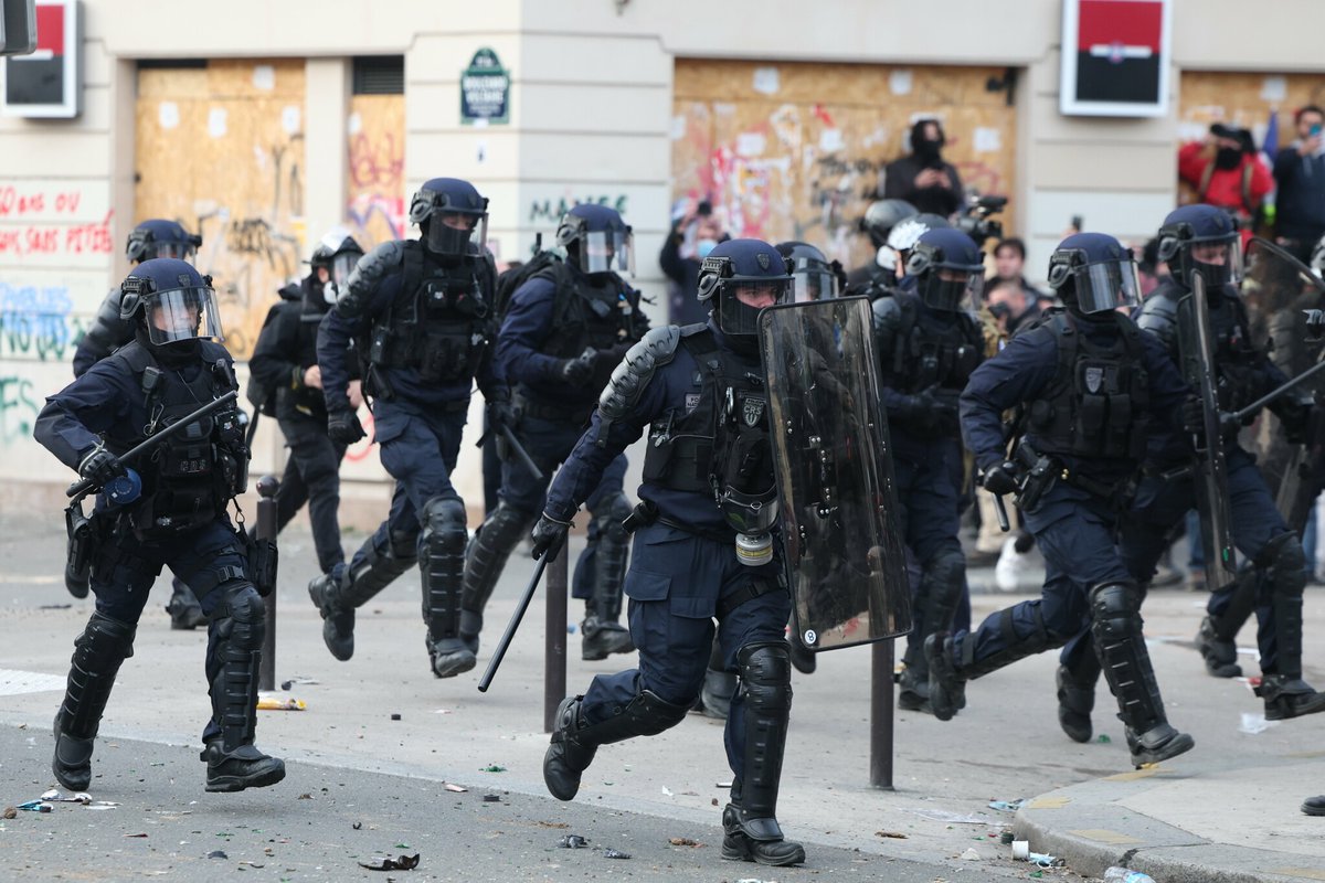 Paris : le journaliste Clément Lanot frappé à la tête par un policier lors de la manifestation contre l’extrême droite
➡️ l.leparisien.fr/TGq6