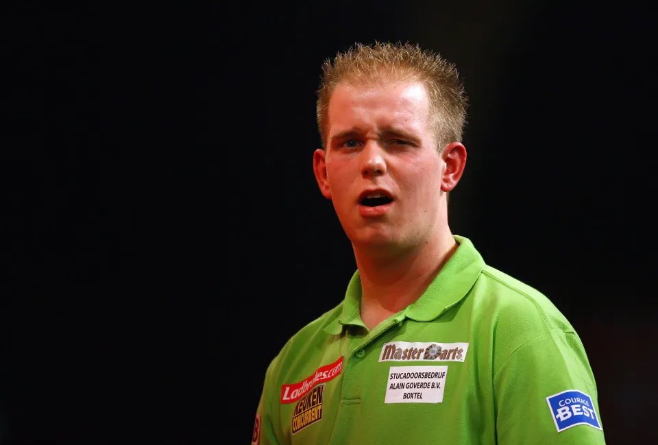 When <a href="/MvG180/">Michael Van Gerwen</a> rocks up to watch <a href="/Tempest_United/">Tempest United F(C)</a> beat CMB via Time Machine 🤣