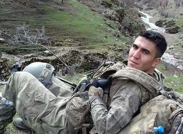 Diyarbakır Lice kırsalında şehit olmuştu Şehit Zinnur EZİM 
Daha yirmiyedisinde Şehit düşmüştü
Babası Mehmet Ezim  "27 yaşında istedi Allah onu, ne yapayım?" diyerek ağlamıştı son yolculuğuna ugurlarken

Aziz Ruhun Şad Olsun