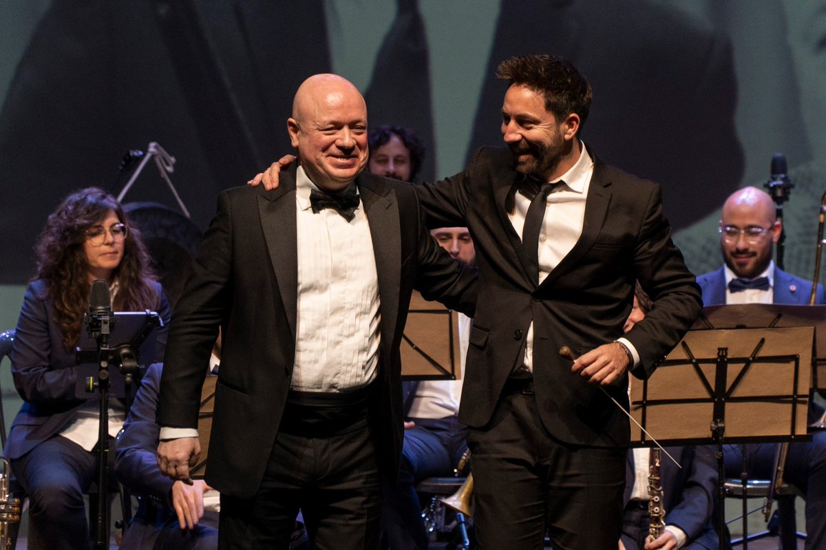 -Gairebé m’he creuat al compàs 246, Albert…
-Tu calla i somriu que em penso que ningú ho ha notat…
-Hi tornem el 24 de març a Barcelona?
-Va, sí, que serà divertit. Hihihi.

Entrades concert: casinoalianca.cat/cobla-dilluns-…

<a href="/guinovartalbert/">Albert Guinovart</a> <a href="/CoblaMarinada/">Cobla Marinada</a> <a href="/institutteatre/">Institut del Teatre</a>
