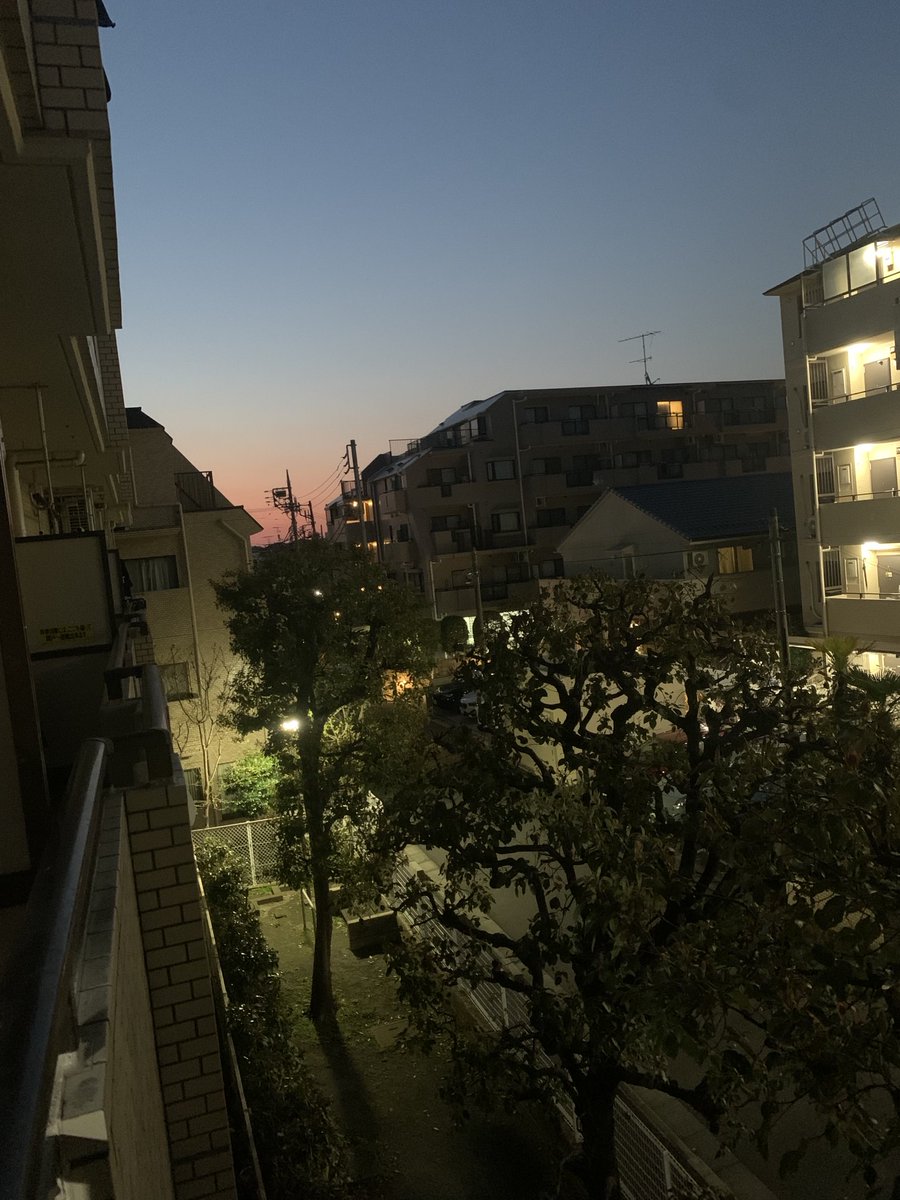 おはようございます。今朝の月と朝焼けです。今日の予報は気温24°Cまで上がるそうです。良い日曜日をお過ごし下さい。🍀*゜