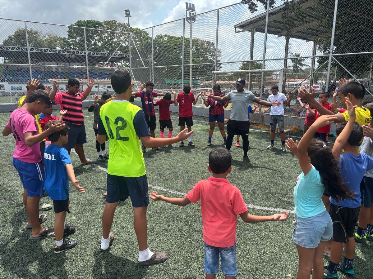 policiadepanama's tweet photo. A través del programa "Creciendo Junto a Ti", en el distrito de La Chorrera, Plaza 28 de Noviembre, realizamos clínicas deportivas y dinámicas divertidas para niños, niñas y adolescentes, fomentando la sana integración social. #PlanFirmeza https://t.co/vEyIZEE9rX