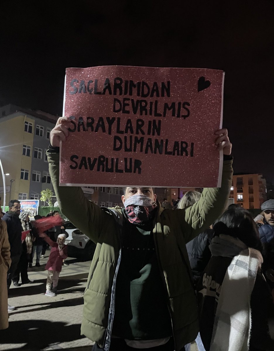 Tozludur saçlarım, saçlarımdan devrilmiş sarayların dumanları savrulur.