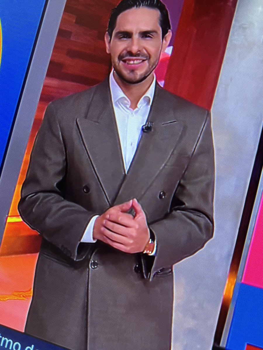 SamKellyAiello's tweet photo. @nmasforo YA, no sean ma…ones. ¿Quién vistió hoy a este cuate con el traje talla xxxl? ¿O es la moda #oversize https://t.co/0cvrKmsfCi