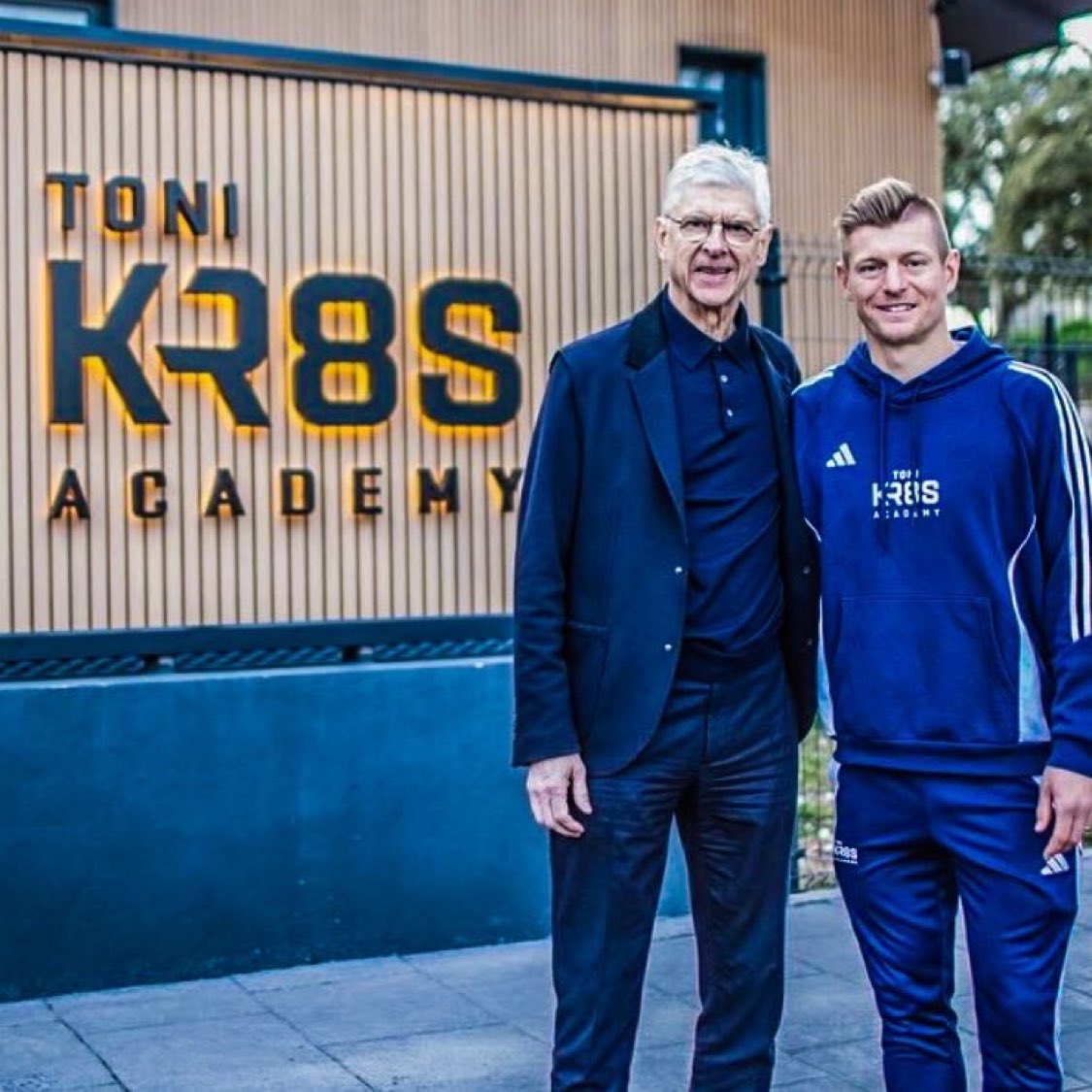 Arsène Wenger est venu visiter la Toni Kroos Academy !
