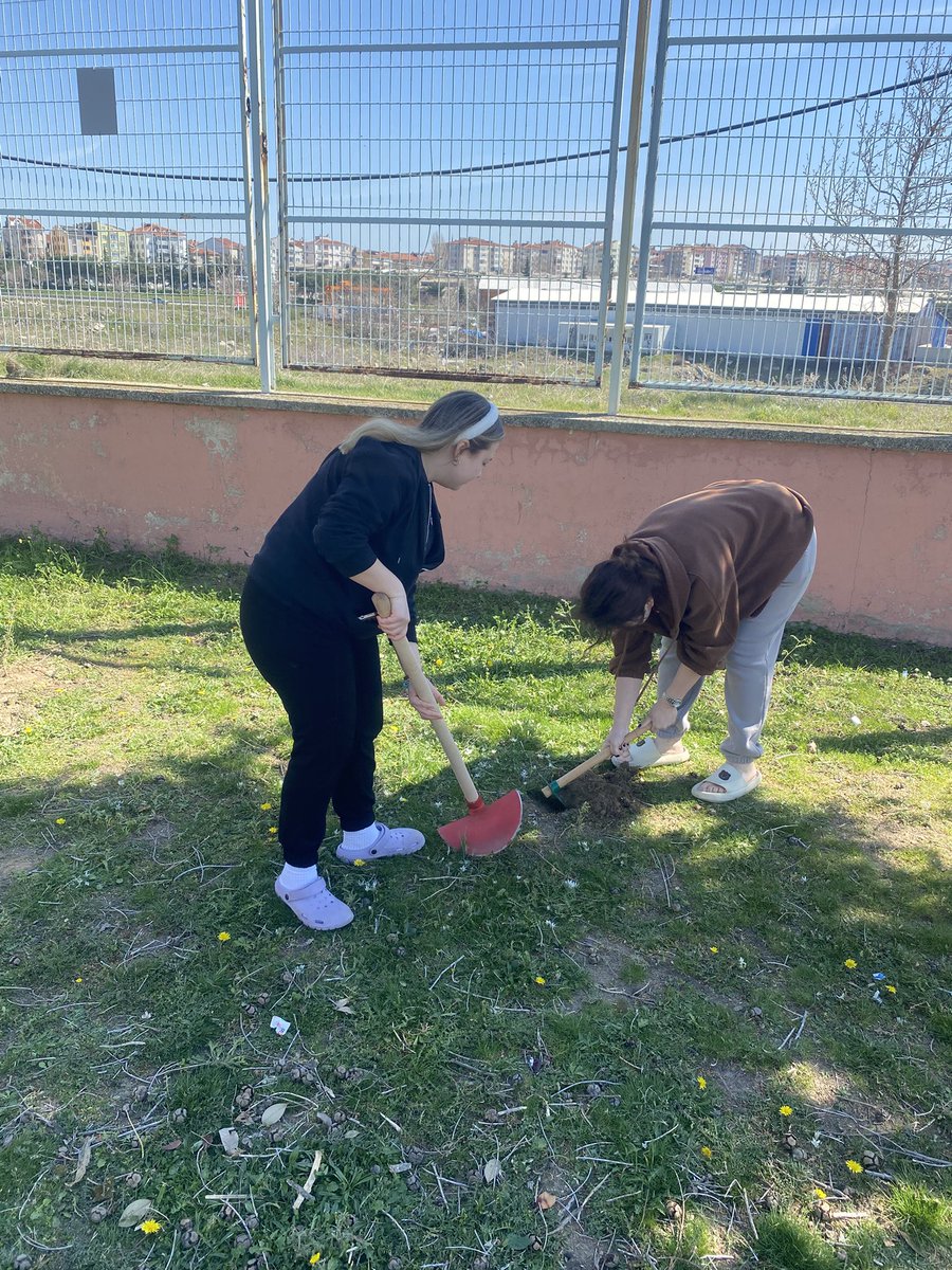 esragsb's tweet photo. Orman Haftası sebebiyle öğrencilerimizle birlikte Yurt Müdürlüğümüz bahçesinde Fidan Dikme Etkinliği gerçekleştirildi. 
@EdirneKYGM @nvn2259 @selimakGSB https://t.co/yfXC8saOxQ