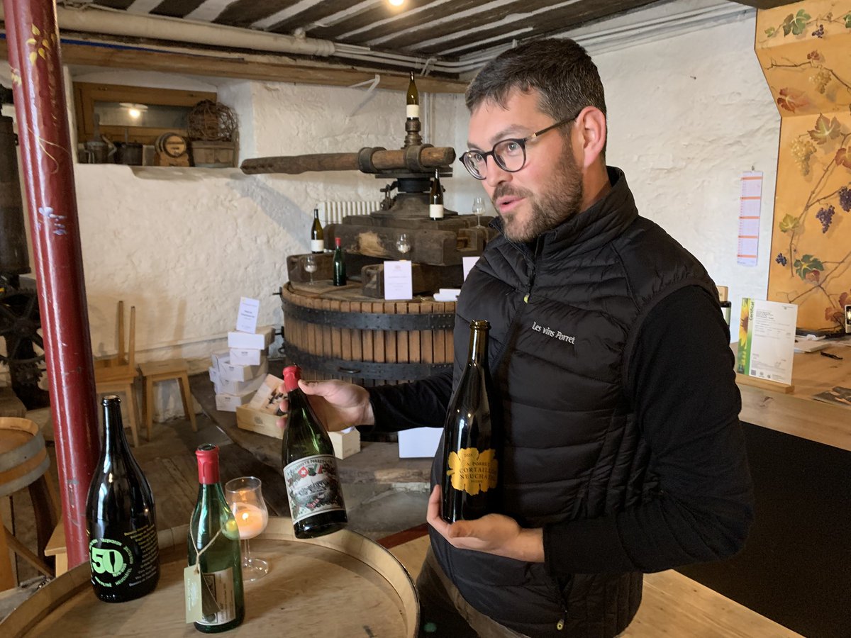 JMCambaceres's tweet photo. Mission Neuchâtel, épisode 3. Domaine viticole Porret à Cortaillod. Visite de parcelles et de la cave avec Martin Porret. Pressoir historique. Dégustation: Pinot Noir 100%, Chardonnay. Bio, vendanges à la main. Vue imprenable sur le lac de Neuchâtel. https://t.co/LdXxp5vLQz