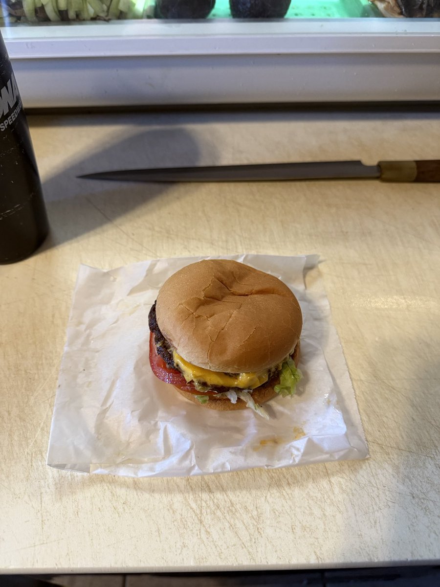 ブレックファーストでティピカルアメリカンチーズバーガー🍔