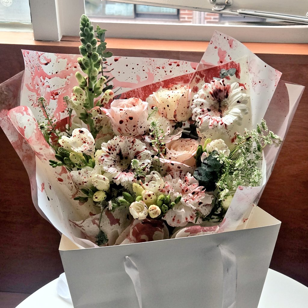 런칭 축하 기념으로
친구들이 피꽃다발을 줬어요😍
왕감동했어요