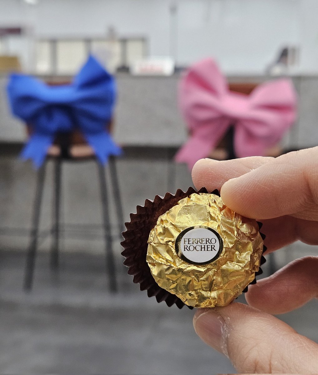 是人字旁的他
還是女字旁的她
你生命中最珍愛的那個人是誰
……
那天到戶政事務所辦事
巧遇一對新人登記結婚
須臾天外飛來一筆
在場的民眾都得到一顆金莎
一起分享新人愛與幸福的喜悅
……
人字旁的他
女字旁的她
你生命中最珍愛的那個人
不論是他還是她
都值得你用心對待
#日常生活 #拾遺有感 #祝福