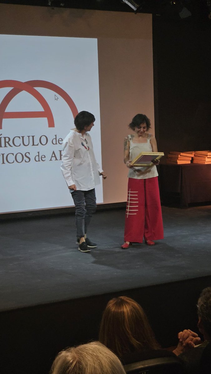 FacultadArtesUC's tweet photo. ✨ ¡Premiada! Felicitamos a la profesora Mónica Bengoa por el reconocimiento que recibió hoy gracias al @CirculoCriticos de Arte, otorgado en la categoría de Investigación por su exposición De los tiempos a ras de suelo, presentada en Aninat Galería 👏👏👏 #ArtesUC #Cultura https://t.co/wgacnWr9fT