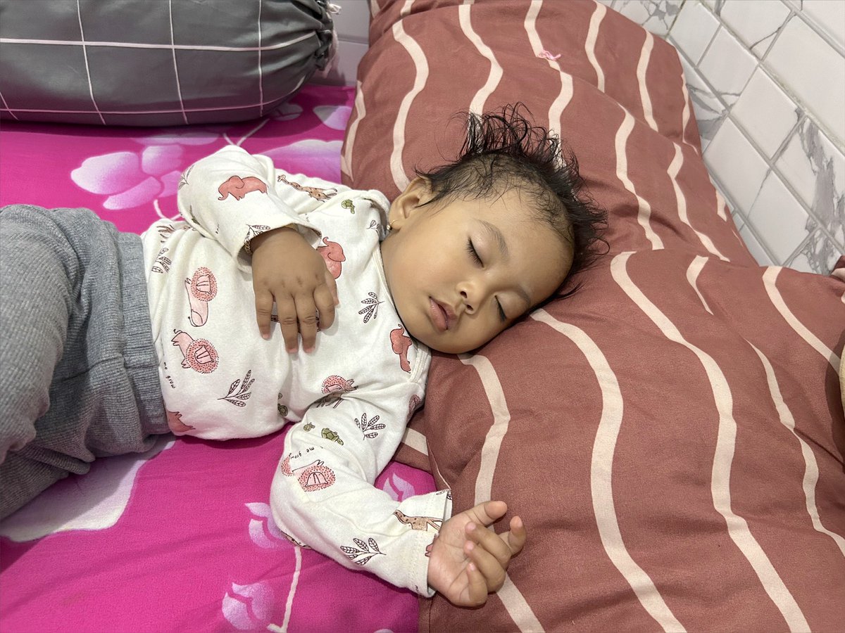 syofuroh's tweet photo. Aku adalah ibu-ibu yang suka motoin anak pas waktu tidur. (Ada aja gaya tidurnya)😍
Allahummabaarik https://t.co/7MR1Kws2Ny