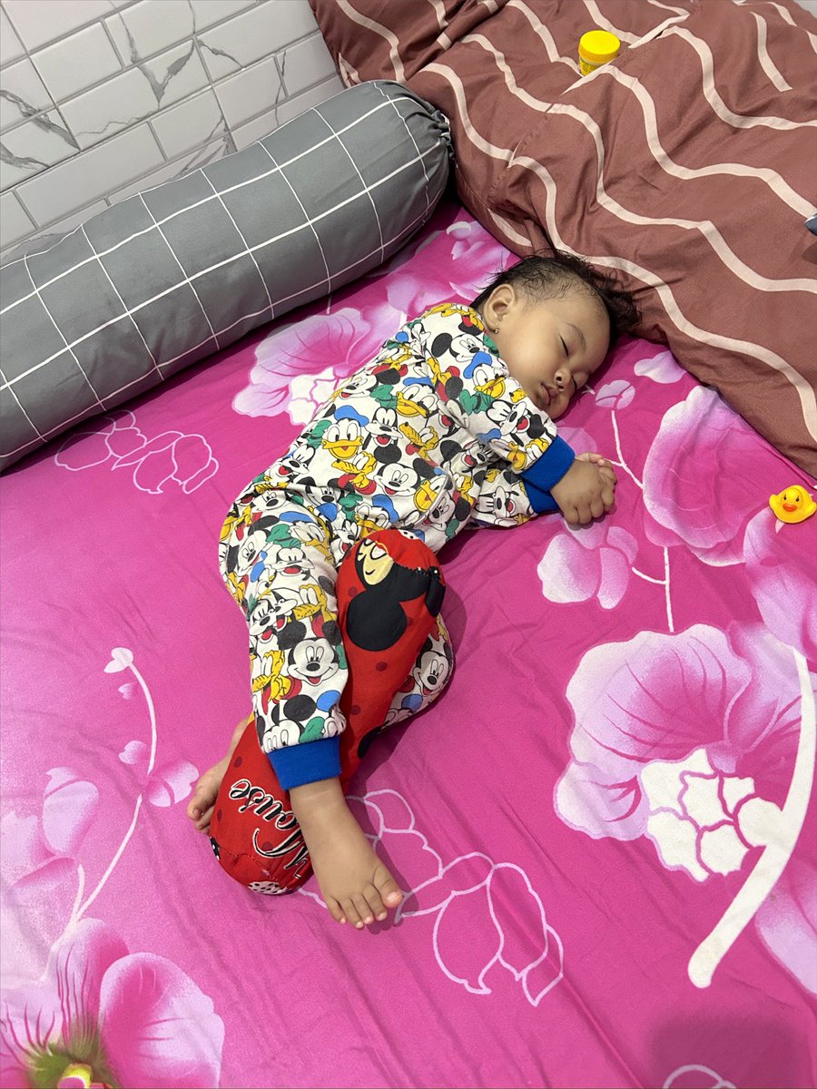 syofuroh's tweet photo. Aku adalah ibu-ibu yang suka motoin anak pas waktu tidur. (Ada aja gaya tidurnya)😍
Allahummabaarik https://t.co/7MR1Kws2Ny