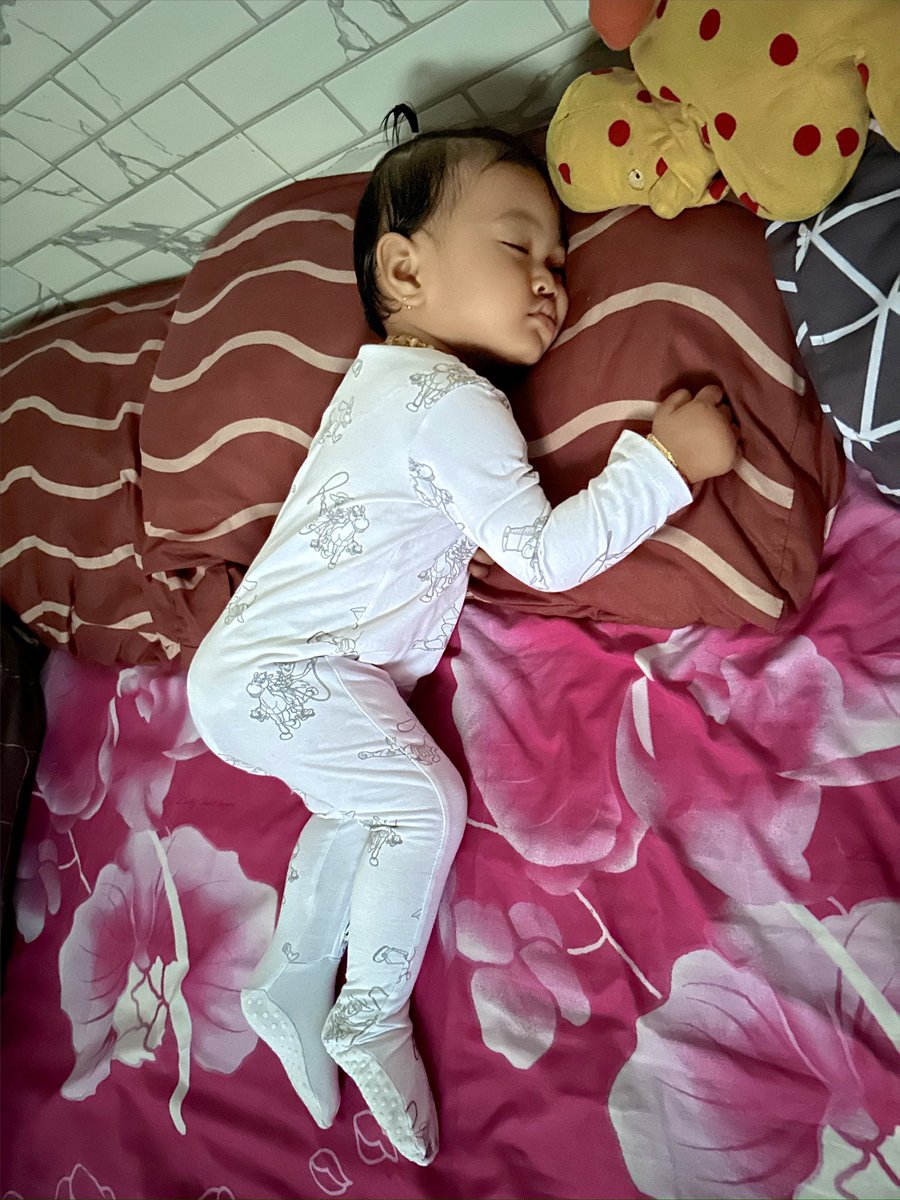 syofuroh's tweet photo. Aku adalah ibu-ibu yang suka motoin anak pas waktu tidur. (Ada aja gaya tidurnya)😍
Allahummabaarik https://t.co/7MR1Kws2Ny