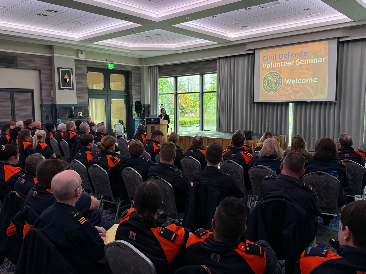 CivilDefenceIRL's tweet photo. Great turn out at our Civil Defence Volunteer Seminar in Tullamore this Saturday. Powerful sessions from Stuart of Volunteer Ireland, John of National Ambulance Service and Margo of South Infirmary Victoria Hospital, Cork https://t.co/JX8BcmTnJ1