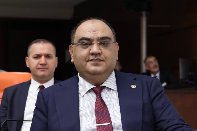 siyahsancakx's tweet photo. ⚫️ Ölüm tehdidi alan Milletvekili Mehmet Mustafa Gürban tweet attı;

▪️“Borsada yaptıklarını anlattığım için sürekli tehdit ediliyorum. Öldürülürsem, ölümümden Namık Gökalp, Nazım Torbaoğlu, Ali Ercan veya Sarp Yalçınkaya ya da bu kişilerce ayarlanmış ilişkili kişiler tarafından öldürülmüşümdür.”

▪️”Benim intihar etme gibi bir psikolojik durumum yok. Eğer öldürülür ve intihar süsü gibi verilirse devletimiz niye öldüğümü bilsin ve ölümümle alakalı sadece bu kişileri incelesin. Bu mesajı buraya yazıyorum umarım kayıtlara geçer.”