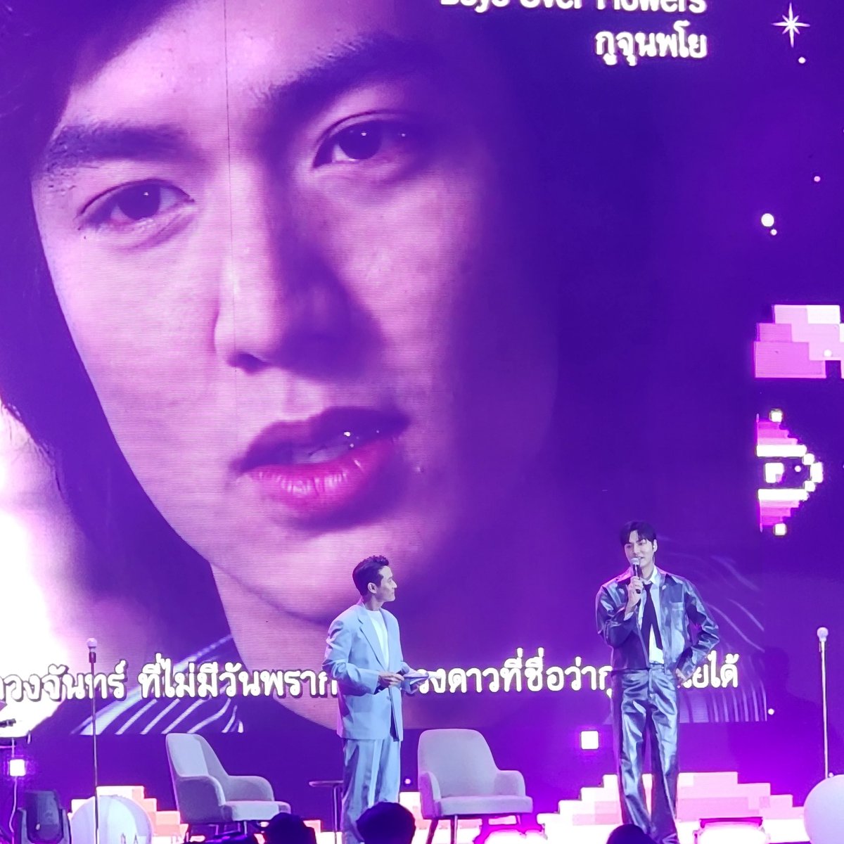 Recap #MINHOVERSE_in_Bangkok

1. คนรักมินโฮ นี่ว่าคุ้มอยู่นะ เกือบ 5 เพลงนี่มินิคอนเสิร์ตเลยนะ อาจจะไม่ได้ร้องสดร้อย แต่ดีเลย.. 

2. ภาพรวม งานโอเคนะ ไม่แย่ ไม่ว้าว มาตราฐานแฟนมีตปกติ แสงสีเสียงไม่เว่อร์ไม่สุด เสมอตัวสุดๆ

3. ที่ชอบเลยก็คือ มินโฮ ดูโต ดูเป็นผู้ใหญ่มาก