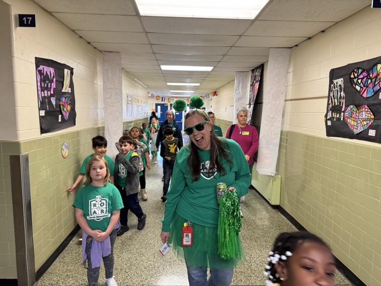 RubyFCarverES's tweet photo. House Days &amp; Rallies are so fun! We celebrated the classes earning LAMPS awards and had 2 house competitions: an egg relay race (go Rugido!) and a spirit wear competition (Rugido &amp; Ariwo tied!) 💙���️💚💛 https://t.co/7Otv80kt1D