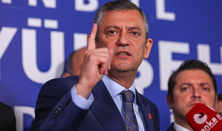cumhuriyetgzt1's tweet photo. #SonDakika | Özgür Özel'den 'Serdar Haydanlı' açıklaması:

"Biz serbest bırakıldığını söylediğimizden beri 'hızla getirin' dediler, bir başka odada duruyor, WhatsApp'ına bakıyor. Serdar Bey bugün 14.38'de görünür olmuş. Savcı Bey, odaya bir gidip baksana, en son kiminle yazışmış? Ben dışarıda olduğunu, bu sabah getirildiğini, telefonunun elinde olduğunu biliyorum. Serdar Bey, ilk telefonunu Sayın Erdoğan'ın koruma müdürü Ali Erdoğan'a açtı!
https://t.co/UaEhZv5bKl