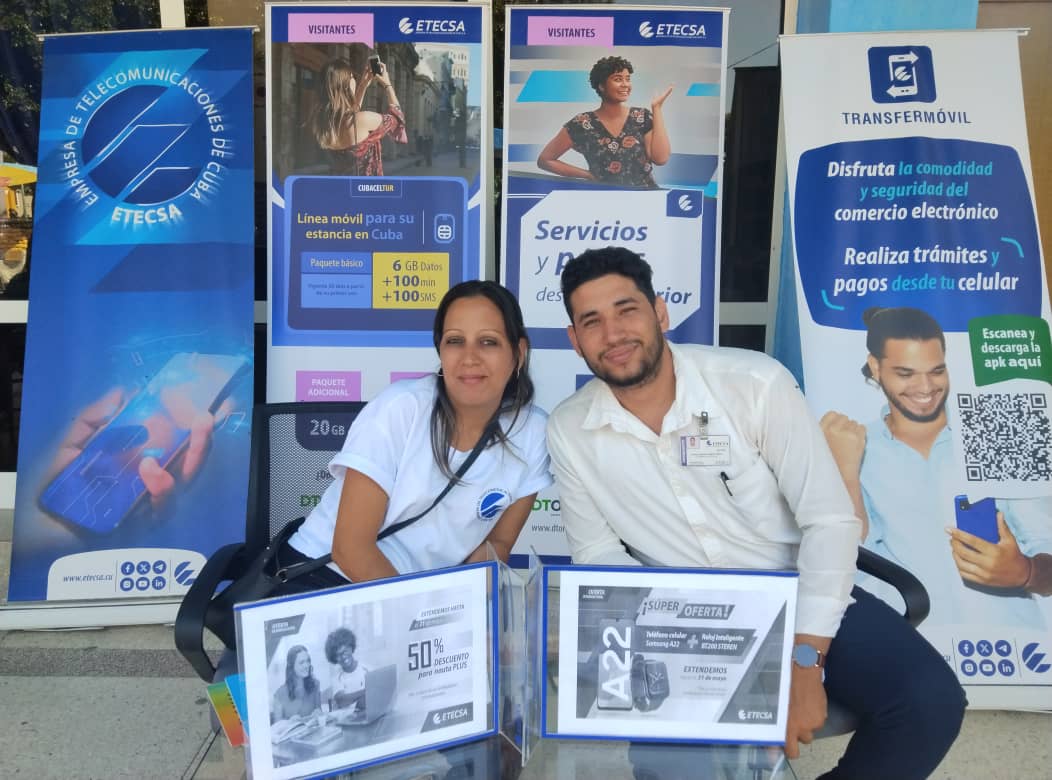 Comercial Bayamo de <a href="/ETECSAGranma/">Bayamesa2025</a>. En la #FeriaDelLibro promocionando los Servicios Exportables de nuestra Empresa y orientando a los clientes en el uso del #Transfermovil y el  Monedero #MiTransfer 
#CubaPorLaTransformacionDigital