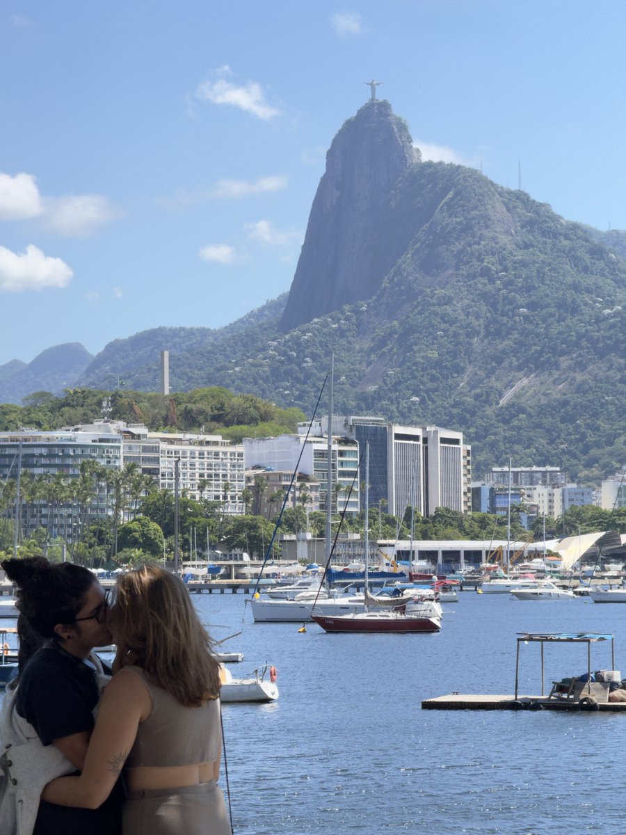 achei lindo elas se beijando na mureta da urca e tirei foto. se chegar nelas por favor não me processem meninas