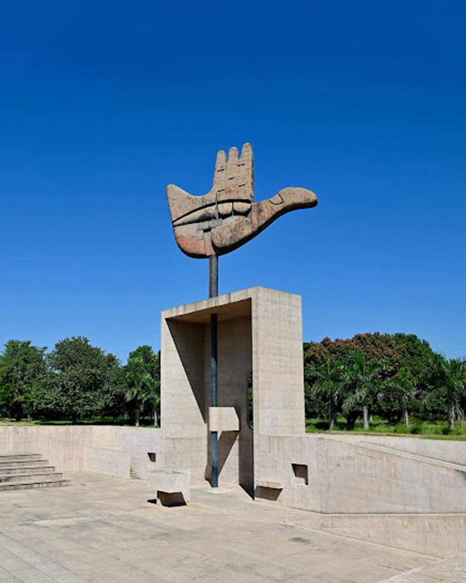 Museumsofchd68's tweet image. The Iconic Open Hand Monument

Standing tall at Chandigarh’s Capitol Complex, the Open Hand Monument symbolizes peace, openness, and reconciliation. Designed by Le Corbusier, it carries the profound message:
“Open to give, Open to receive.”

#OpenHandMonument #LeCorbusier…