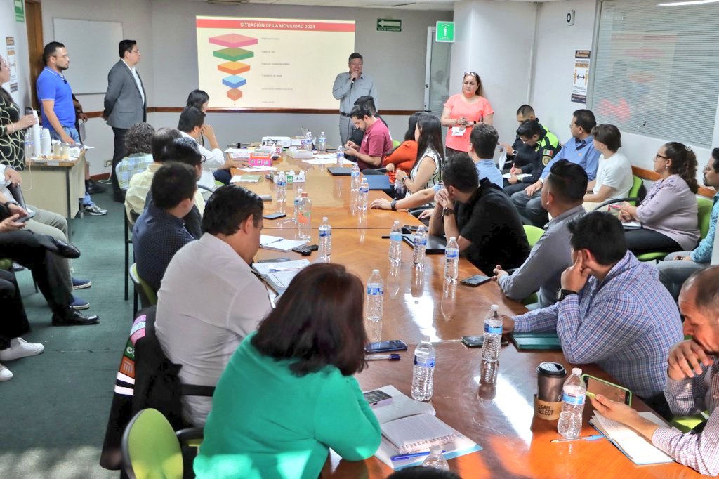 LaSEMOVI's tweet photo. Esta semana, el secretario @HectorUlisesGN inició los Talleres Diagnósticos Participativos de la #SEMOVI para el diseño del Programa Integral de Movilidad (PIM) del @GobCDMX
📝🚡🚦 https://t.co/ilkBFTwiUj
