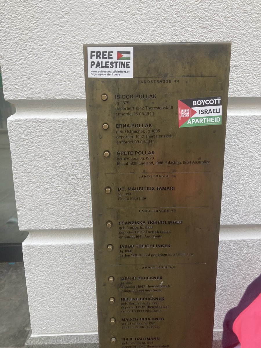 andreaskump's tweet image. Eine Erinnerungsstele für jüdische NS-Opfer wurde in Linz mit Free Palestine-Sticker beklebt.